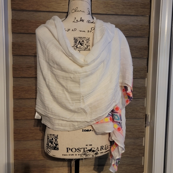 Embroidered Sarond Beach Wrap - Picture 4 of 6